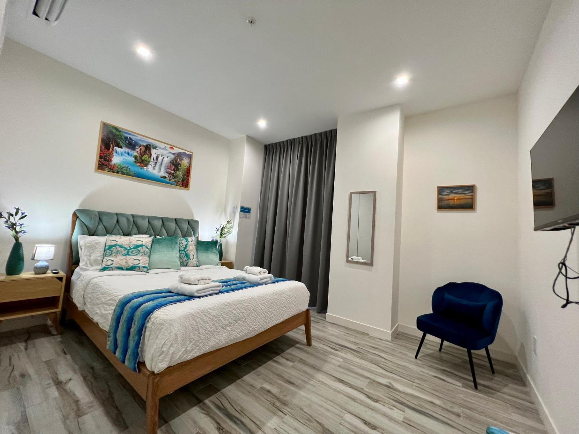 The Cove - Condo Hotel - Palm Beach Strip Room photo